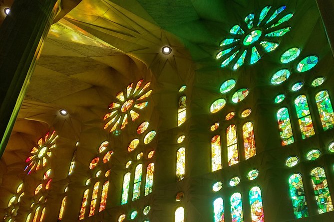 Sagrada Familia English Guided Tour & Optional Tower Access - Admiring the Interior Architecture