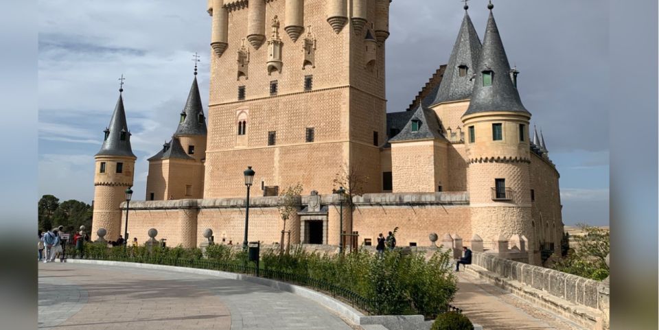 Segovia Genius: Private Guided Walking Tour/Castle (option) - Discover Segovias Architecture