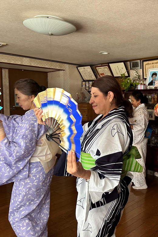 Tokyo: Authentic Japanese Dance Class Review - Local Crafts and Souvenirs