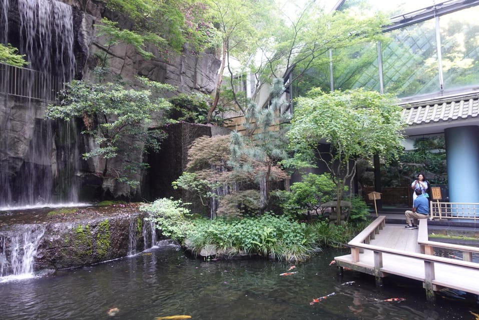 Tokyo Meguro River Private Cultural Tour With Licensed Guide - Guide and Group Experience