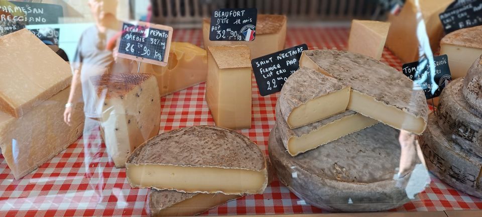 Aix-en-Provence: Provençal Market & Villages Guided Day Trip - LIsle-Sur-la-Sorgue Market Highlights