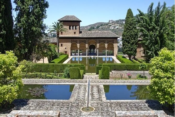 Alhambra: Tour With Nasrid Palaces. Admission Not Included - Nasrid Palaces