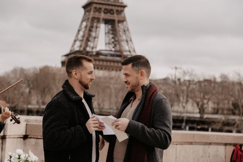 Eiffel Tower Proposal Lgbtqia+ / 1h Photographer - Photography Package