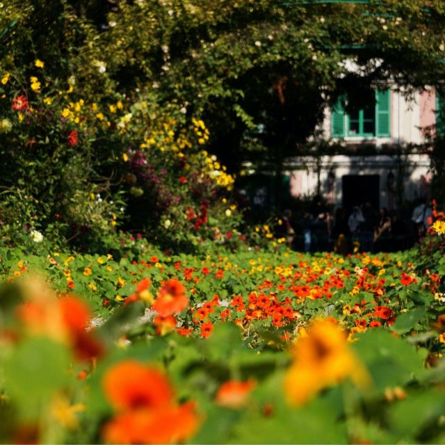 Giverny : Monets House & Gardens Private Tour From Paris - Transportation and Pickup