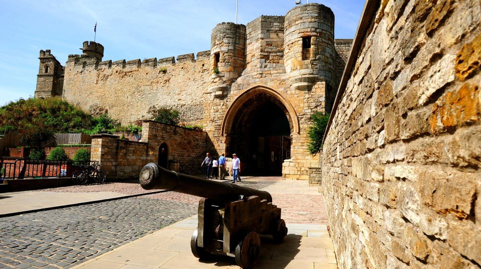 Lincoln: Private Guided Tour/Cathedral, Castle & Magna Carta - Meeting Points