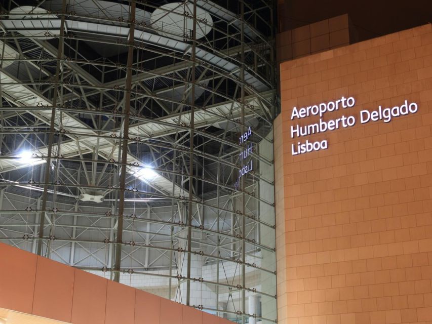 Lisbon: Private Transfer Between the Airport & Sesimbra Area - Meeting Point Options