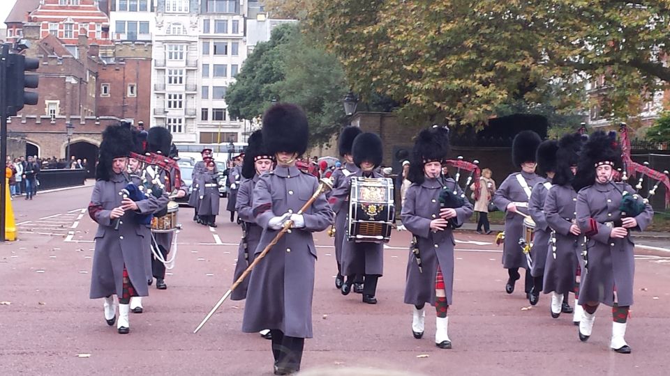 London: Changing of the Guard Walking Tour - Viewing the Guards