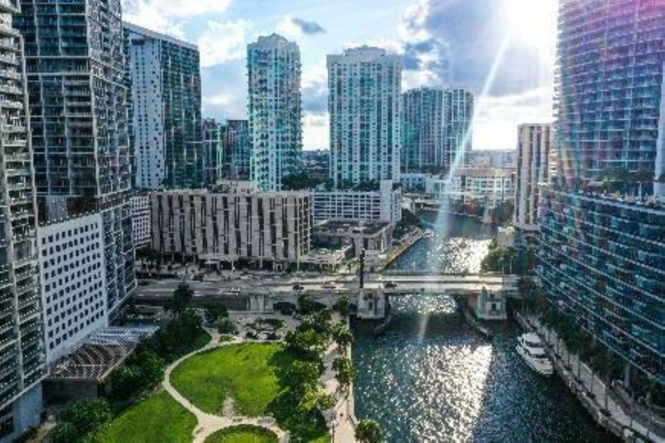 Miami: Visit to the Lighthouse - Key Biscayne - Brickell - Hotel Pick-up in South Beach