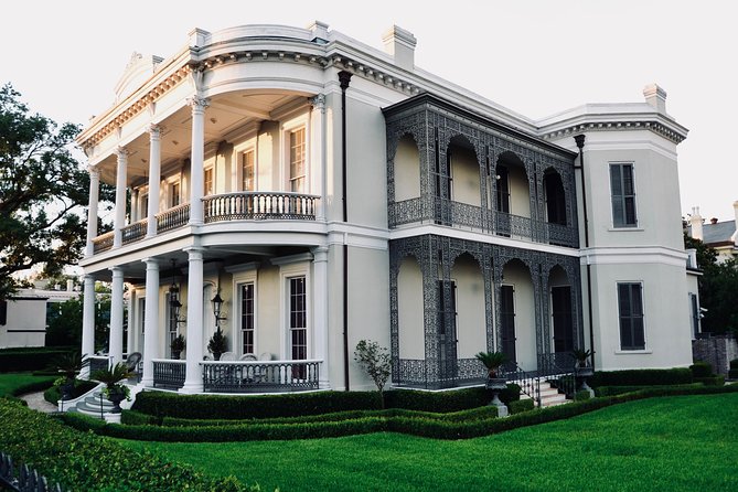 New Orleans Garden District and Lafayette Cemetery Tour - Exploring the Garden District