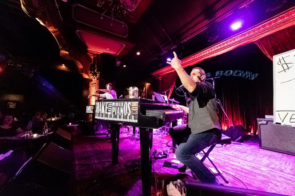 New York City: Dueling Pianos Show - Atmosphere and Entertainment