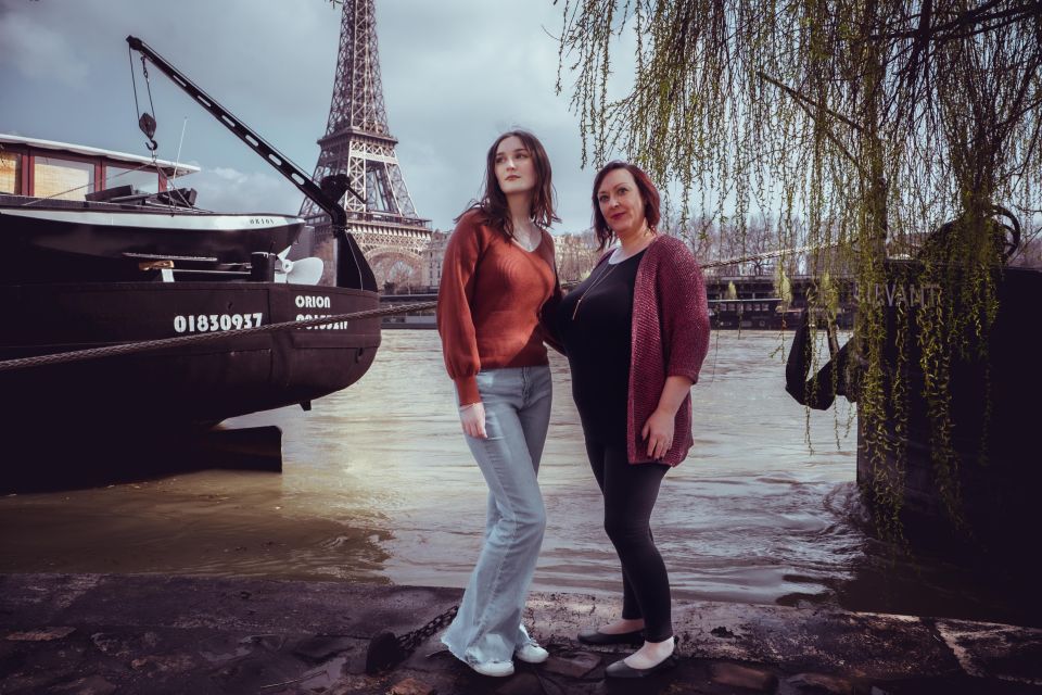 Paris: Private Photoshoot Near the Eiffel Tower - Sharing on Social Media