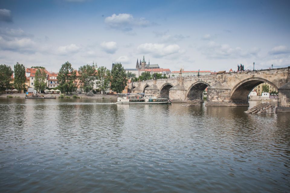 Prague: Vltava River Evening Dinner Cruise - Customer Ratings and Reviews