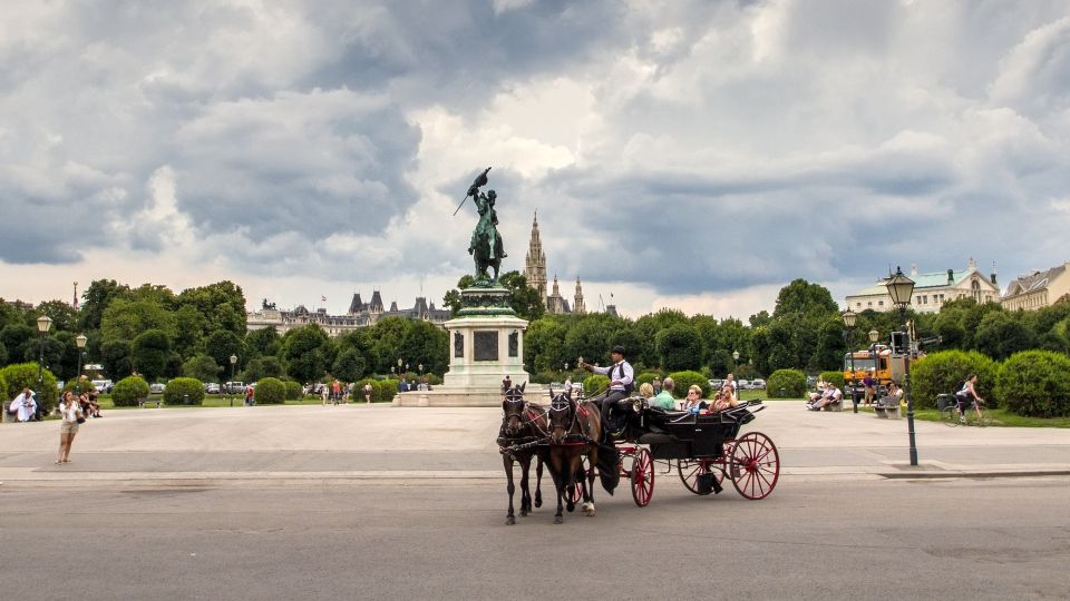 Vienna: 30-Minute Fiaker Ride in the Old Town - Group Experience