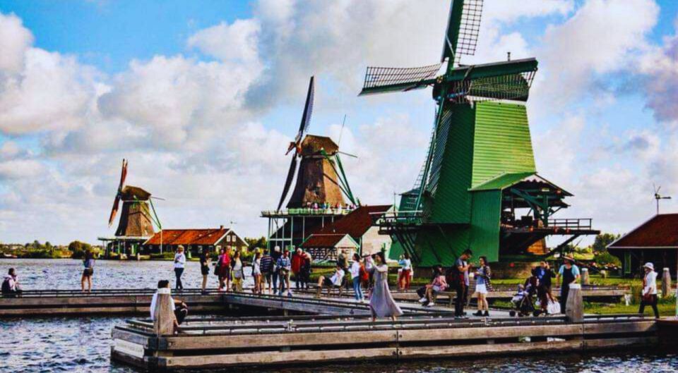 Amsterdam: Giethoorn and Zaanse Schans Windmills Day Tour - Onboard Commentary and Guidance