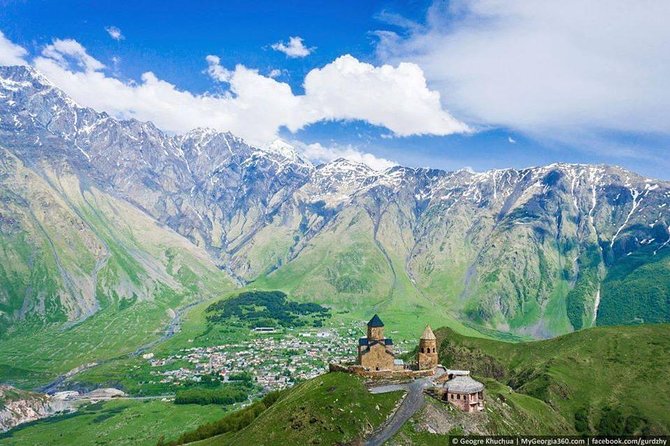 Bestseller Day Trip to Kazbeg/Gergeti Delicious Lunch at Rooms - Gergeti Trinity Church