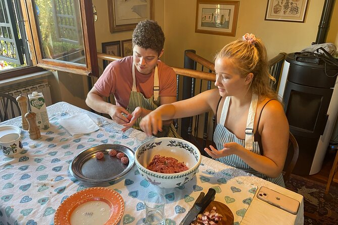 Cooking & Eating With Locals in Their Home Kitchen in Rome - Community Feel