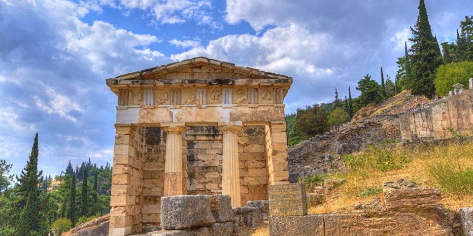 Delphi and Monastery of Hosios Loukas Family Day Tour - Significance of Omphalos