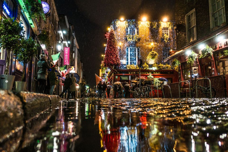 Discovering Dublin on Christmas Walking Tour - Iconic Bridges and Structures