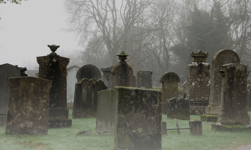 Edinburgh: 2-Hour Ghost Tour in English - Paranormal Cemeteries