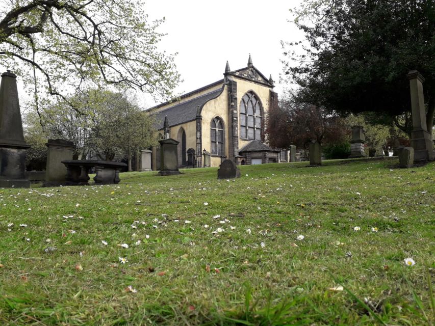 Edinburgh: Greyfriars Kirkyard Tour - Famous Interments