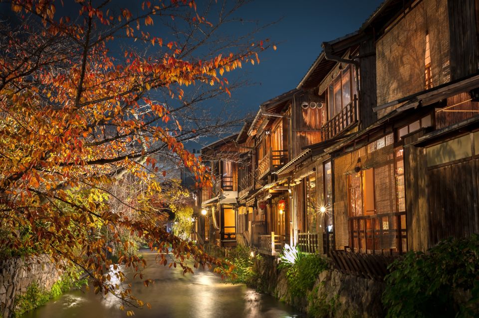 Kyoto: Gion District Guided Walking Tour at Night With Snack - Guided by Knowledgeable Professionals