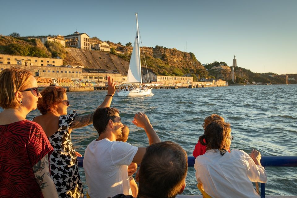 Lisbon: Sightseeing Boat Tour With Hop-On Hop-Off Option - Cancellation Policy and Pet Policies