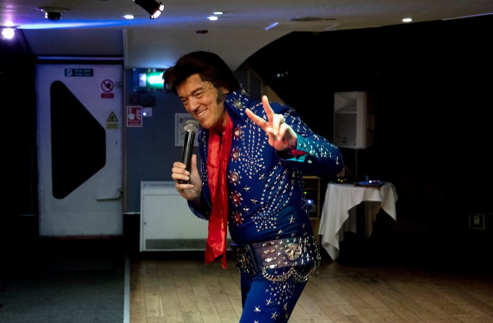 London: Dinner Cruise With Elvis Tribute on the Thames River - Elvis-Themed Music for Dancing