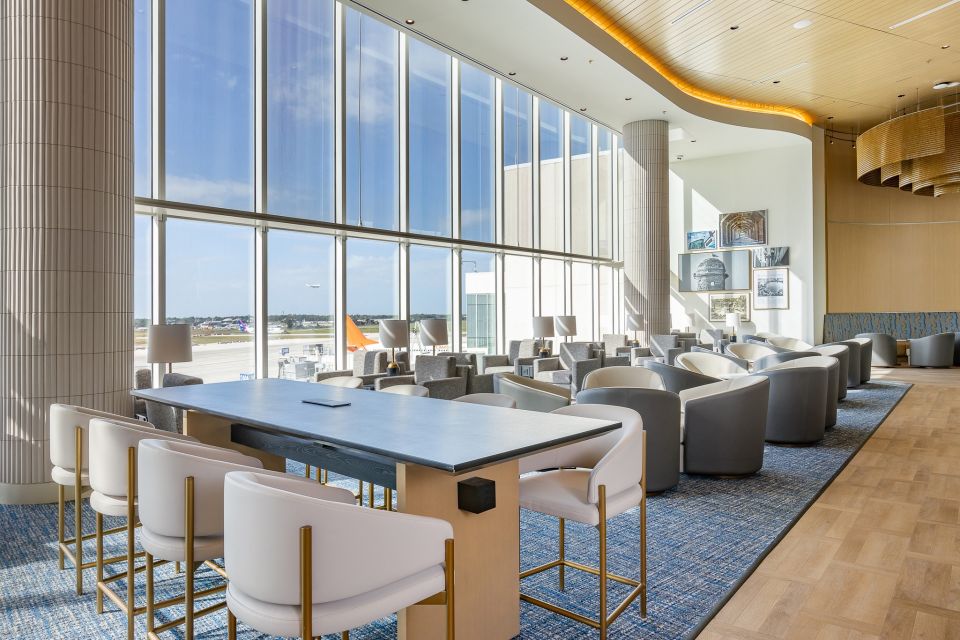 MCO Orlando International Airport: Plaza Premium Lounge - Lounge Atmosphere and Ambiance