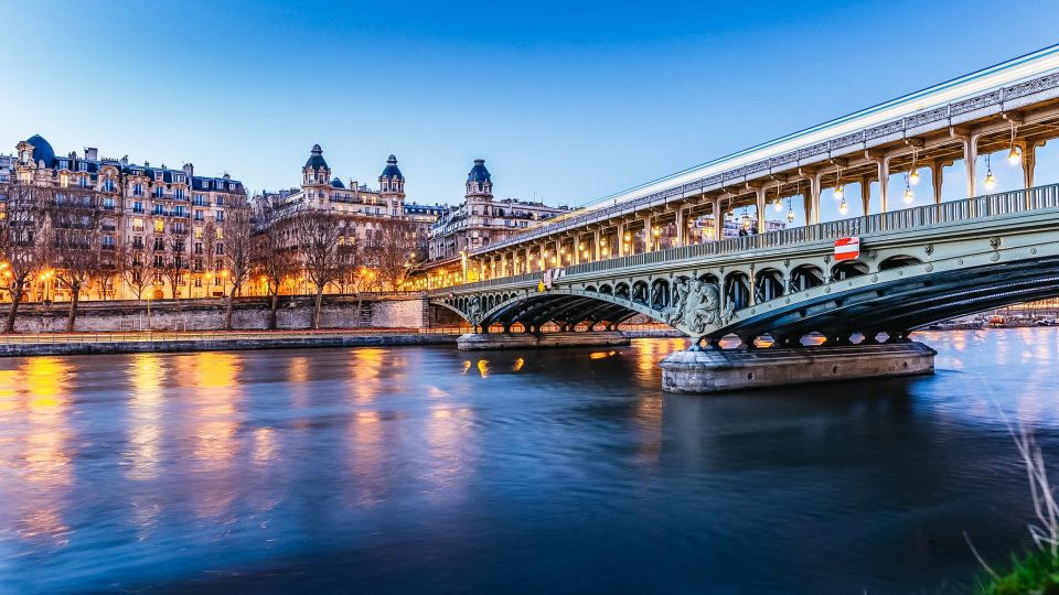 Paris: Night River Cruise On The Seine With Waffle Tasting - Waffle Tasting Experience at Trocadéro