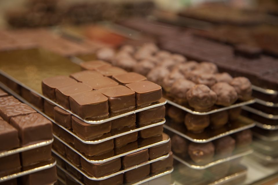 Saint-Germain-des-Prés: Pastry and Chocolate Walking Tour - Sights and Displays