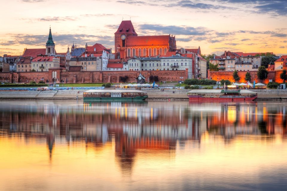 Torun Old Town Highlights Private Walking Tour - Booking and Meeting