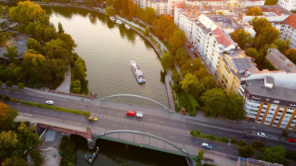 Berlin: Evening Sightseeing River Cruise on the Spree - Cruise Experience Details