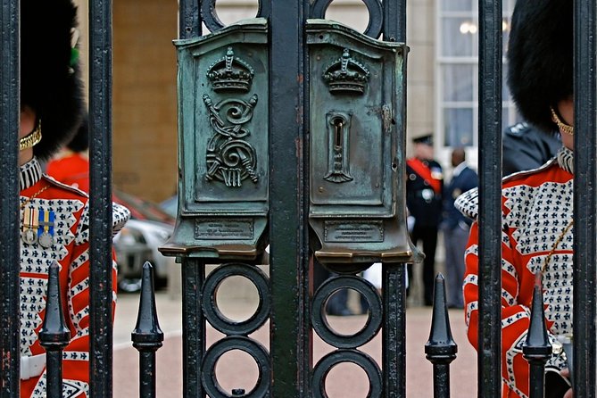 Buckingham Palace and Vintage Bus Tour of London - Buckingham Palace Visit