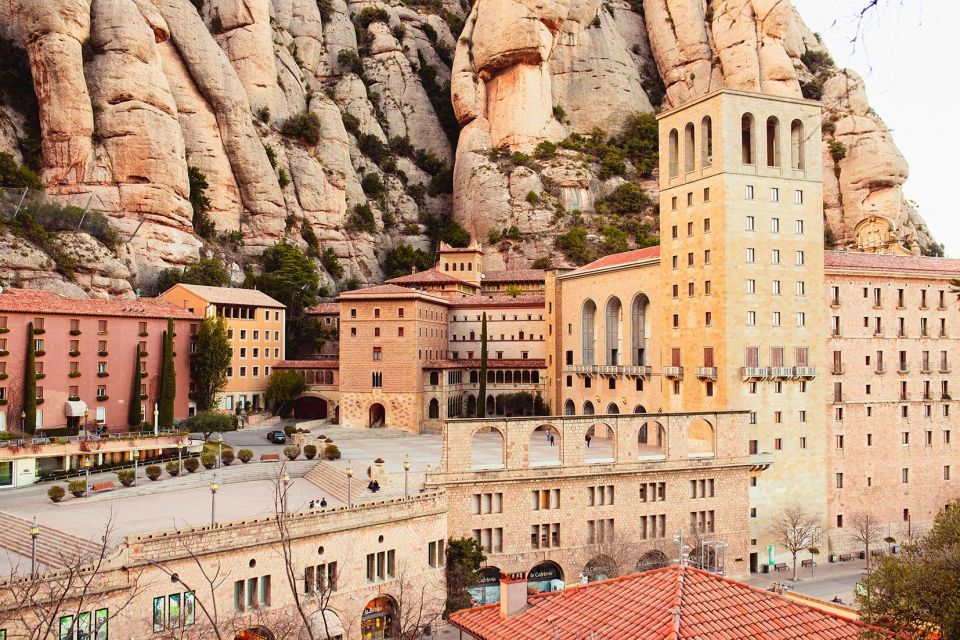 Combo Tour: Gothic, Tapas, & Afternoon Montserrat With Choir - Meeting Point