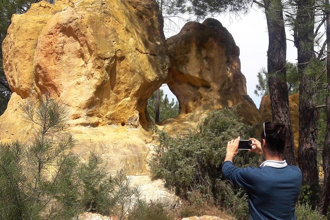 Discover Villages in Luberon Small Group Day Trip From Avignon - Discovering Fontaine De Vaucluse