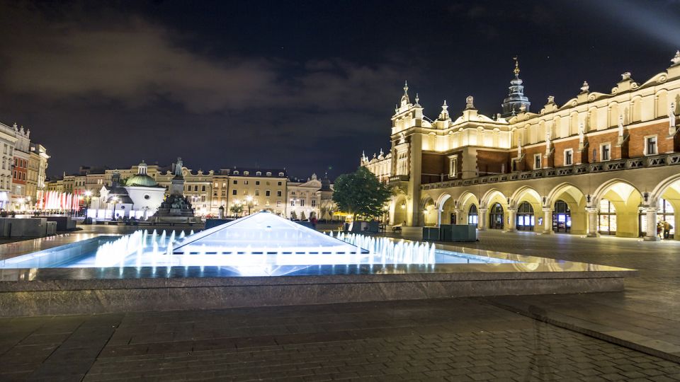 Krakow: Old Town Walking Tour - Professional Guided Experience