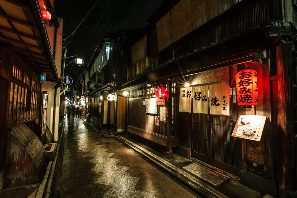 Kyoto: Gion District Guided Walking Tour at Night With Snack - Taking in Gions Nightlife