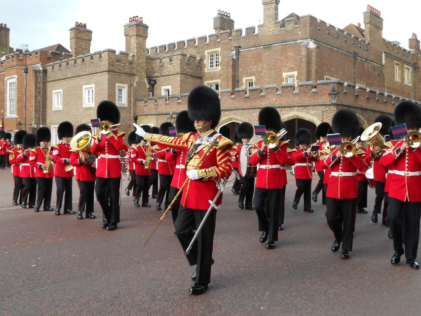 London: Changing of the Guard Walking Tour - Seeing Buckingham Palace