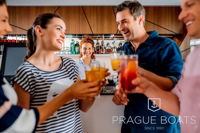 Prague Boats 3-hour Dinner Cruise - Accessibility and Capacity