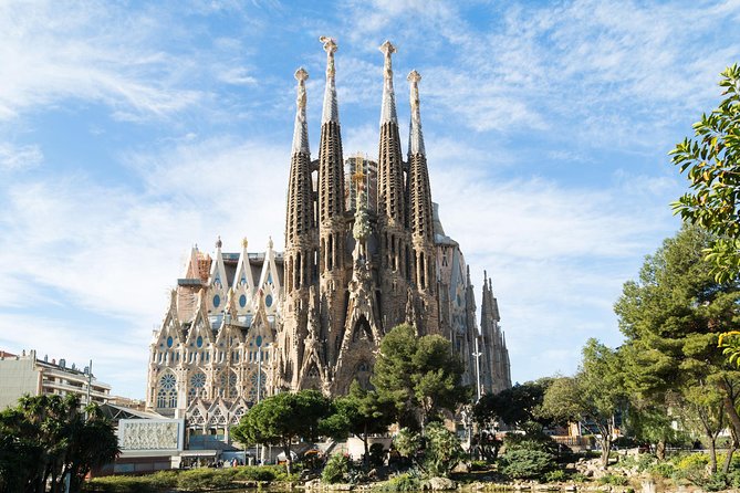 Sagrada Familia English Guided Tour & Optional Tower Access - Important Tour Details and Information