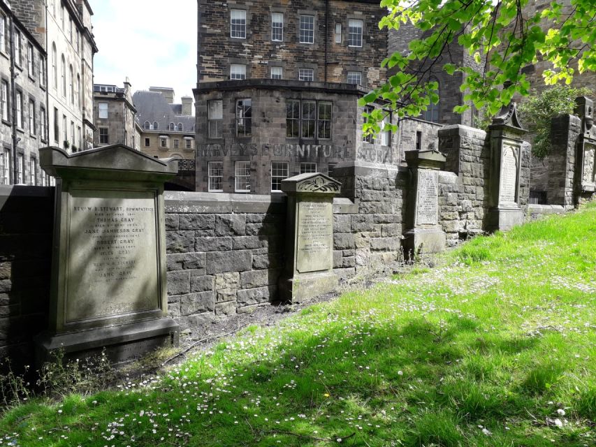 Edinburgh: Greyfriars Kirkyard Tour - Small Group Experience