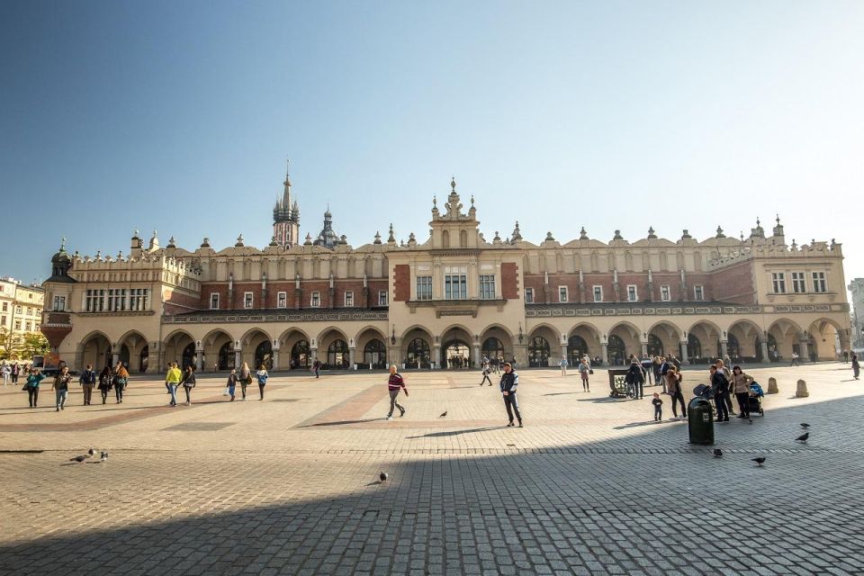 Old Town, St. Marys Basilica and Rynek Underground Tour - Exploring St. Marys Basilica