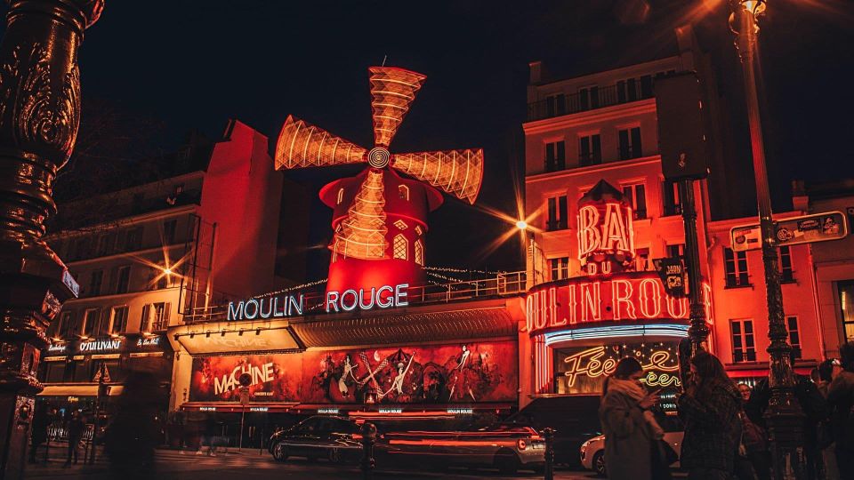 Paris: Night City Tour in a Van for up to 7 People - Group Size Accommodation