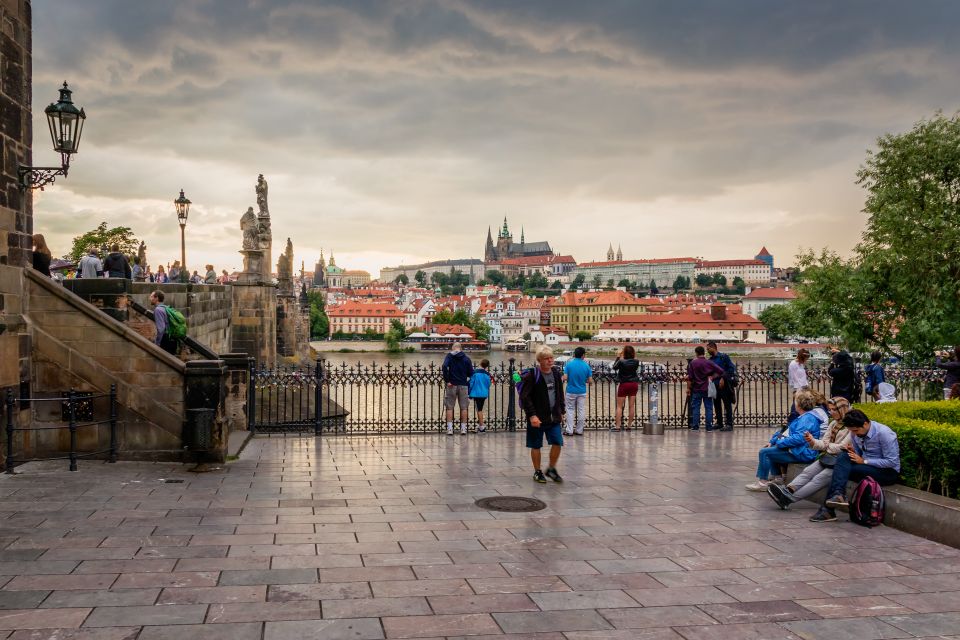 Prague: Walking Tour & Virtual Reality Experience - Virtual Reality Journey