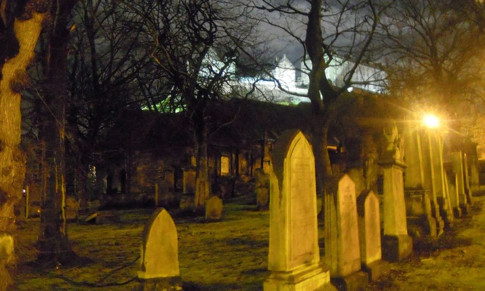 Edinburgh: 2-Hour Ghost Tour in English - Key Points