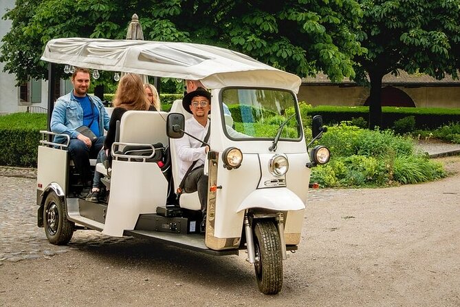 Geneva: Sightseeing of Top Places Tour Electric Tuktuk 1H Tour - Key Points