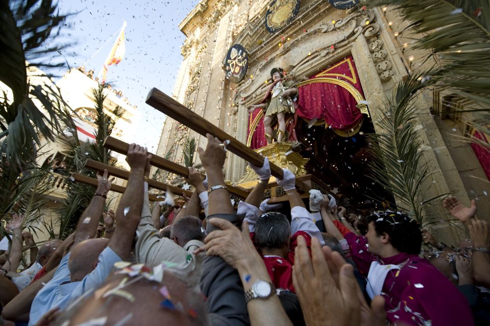 Good Friday Easter Procession With Commentary and Transport - Key Points