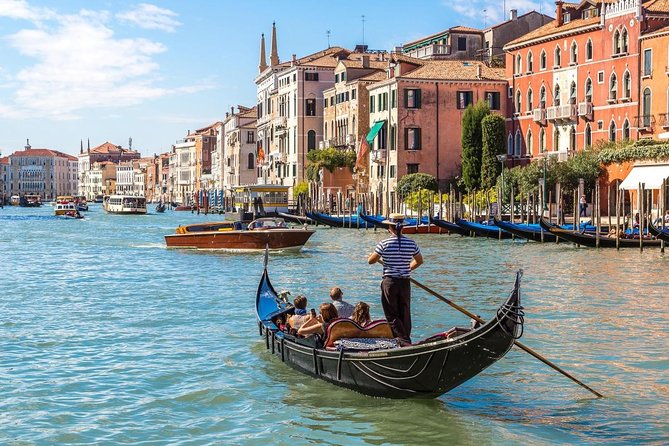 Grand Canal Gondola Serenade With Your Carnival Mask - Key Points