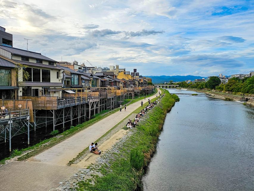 Kyoto: Gion District Guided Walking Tour at Night With Snack - Key Points