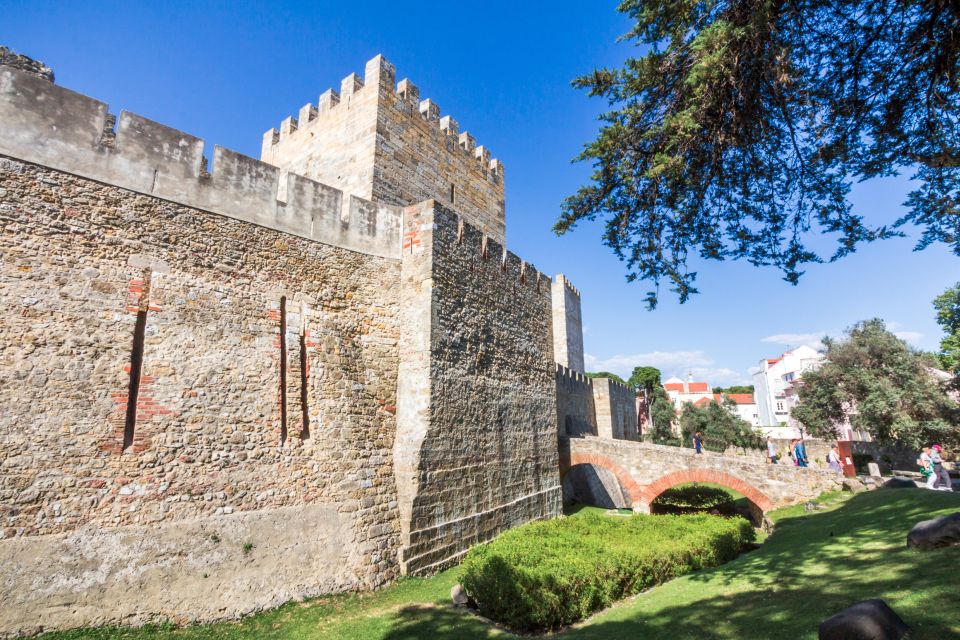 Lisbon: Sao Jorge Castle Skip-The-Line Ticket With Guide - Key Points